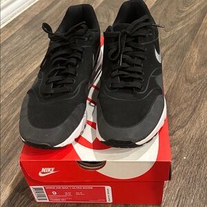 Women’s Nike Air Max 1 Ultra Moire, Size 9